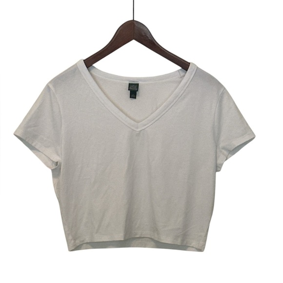 Women’s Wild fable white V neck Crop Tee, size XL - Picture 3 of 6